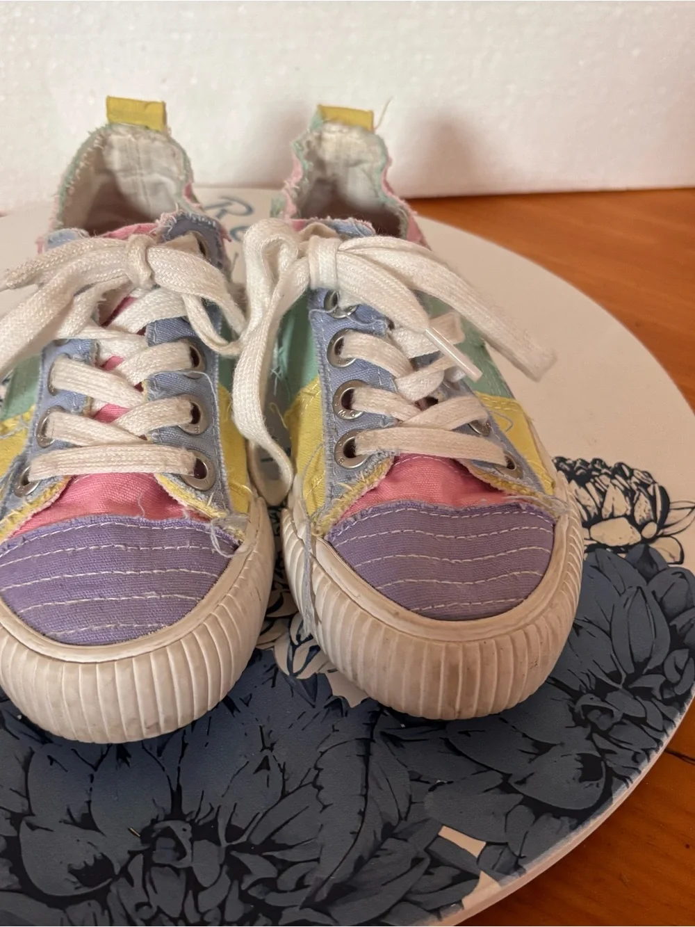 Blowfish Malibu Pastel Rainbow Sneakers Girls 13 🌈